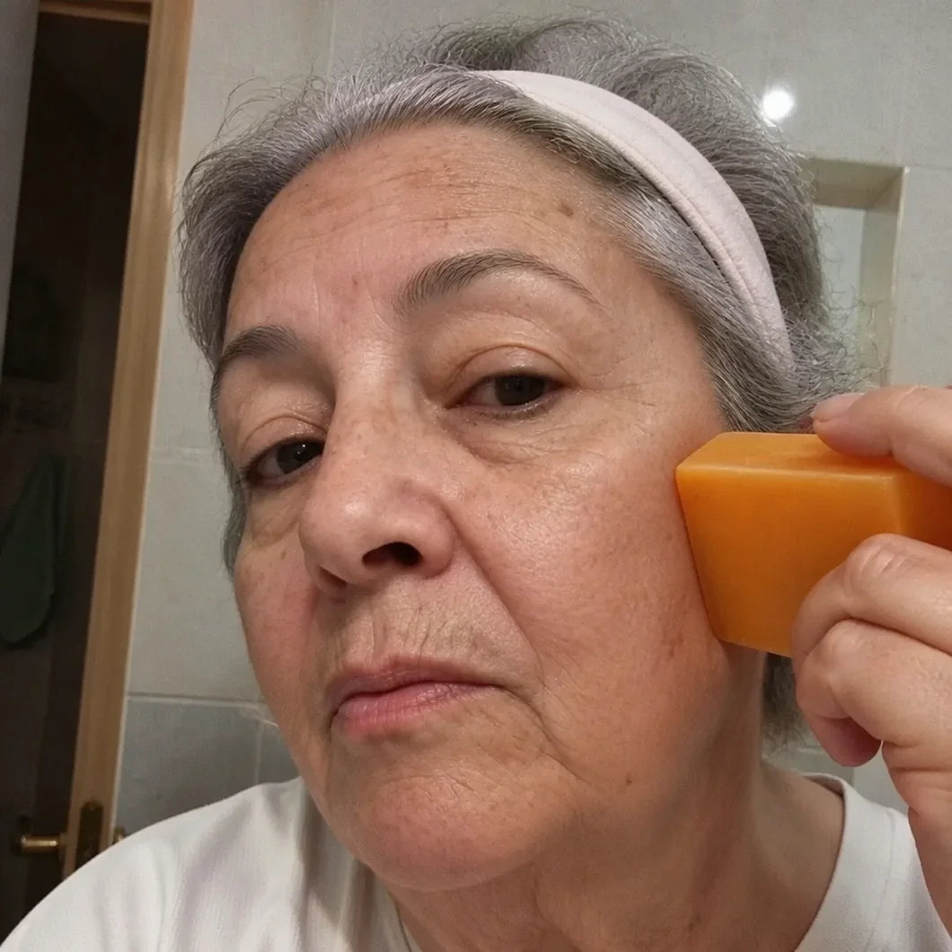 Mujer mayor usando el jabón purificante de caqui Saniverde en el baño