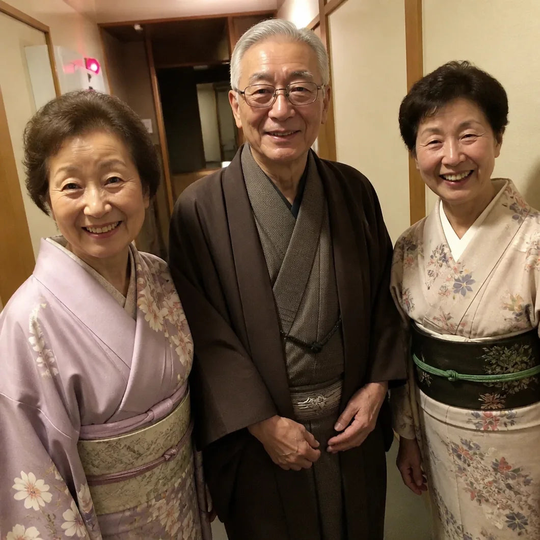 Pareja japonesa mayor vestida con kimono, ritual de cuidado diario
