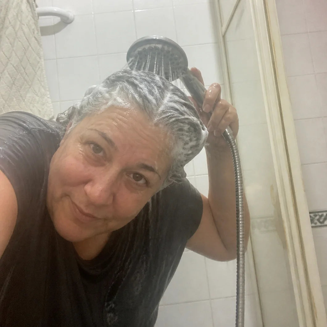 Mujer duchándose con el jabón purificante de caqui Saniverde